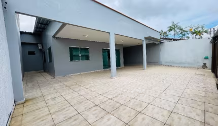 Ótima casa espaçosa com 3 quartos sendo 2 suítes - Flores