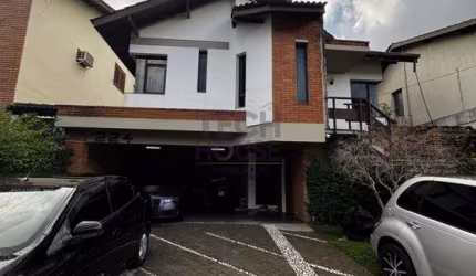 Casa no Residencial 6 Alphaville com 3 Suítes, Banheira, 4 vagas e Piscina