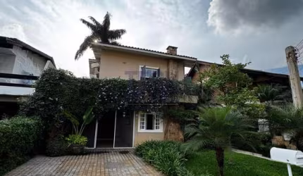 Casa de condomínio com piscina