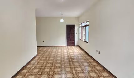 CASA DE 543M² DE TERRENO COM 3 DORMITÓRIOS SENDO 1 SUÍTE, COM EDÍCULA NO BAIRRO CAXAMBU EM JUNDIAÍ-SP *ACEITA PERMUTA POR IMÓVEL DE ATÉ R$350.000,00*