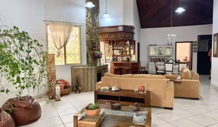 CASA DE 1.000 M² DE ÁREA TOTAL COM 4 DORMITÓRIOS, SENDO 3 SUÍTES NO CONDOMÍNIO JARDIM NOVO MUNDO EM JUNDIAÍ - SP