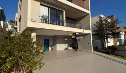 CASA COM 364M² DE ÁREA TOTAL COM 4 SUÍTES NO COND. QUINTAS DO LAGO NO JARDIM DAS SAMAMBAIAS EM JUNDIAÍ - SP *ACEITA PERMUTA POR APTO NO ALTA VISTA*