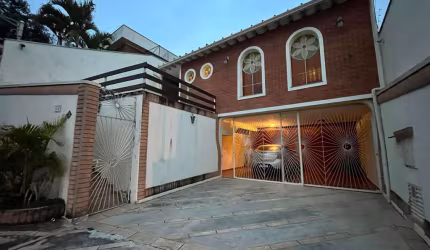 CASA DE 203M² DE ÁREA CONSTRUÍDA COM 2 DORMITÓRIOS SENDO 1 SUÍTE COM CLOSET NO JARDIM ROMA EM JUNDIAÍ - SP *PERMUTA EM APARTAMENTO*