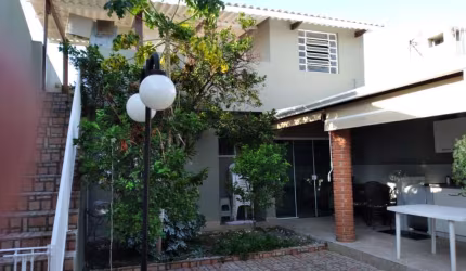 CASA COM 210 M² DE TERRENO E 191 M² DE ÁREA CONSTRUÍDA COM 3 DORMITÓRIOS, SENDO 1 SUÍTE, NO BAIRRO JARDIM TORRES DE SÃO JOSÉ EM JUNDIAÍ -  SP