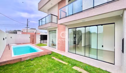 Sobrado com 3 Dorms, Piscina, Churrasqueira e 2 Vagas - Próximo ao Supermercado