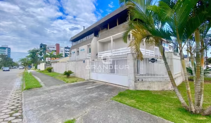 Triplex no Centro de Guaratuba com 4 Suítes, Piscina e Salão de Festas.
