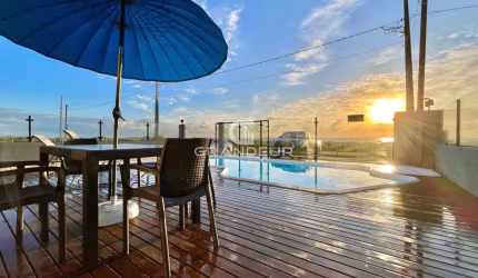Residência Magnífica Frente Mar em Guaratuba, 4 Quartos, Piscina e 3 Garagens