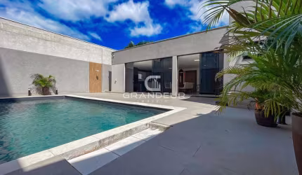 Residência Luxuosa com 7 Quartos, Área de Lazer completa com Piscina Aquecida
