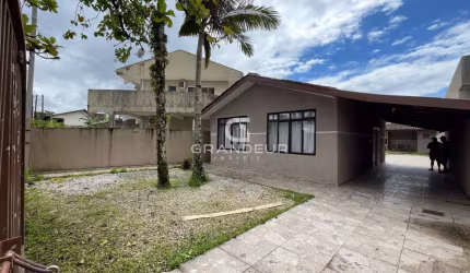 Casa Térrea no Cohapar. Terreno Amplo com Piscina e Edícula