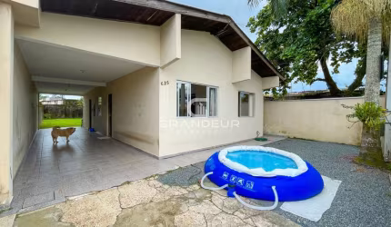 Casa com 3 Quartos, Suíte e Amplo Terreno - 120m  Construídos