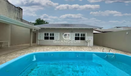 Residência Familiar com Suíte, Piscina e Churrasqueira em Terreno de 364m .