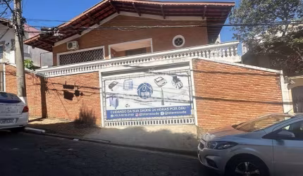 Casa comercial ou residencial em ótima localização no centro de Vinhedo AT:480m2, AC: 289,5m2. Espaços amplos, vagas de garagem e fácil acesso.