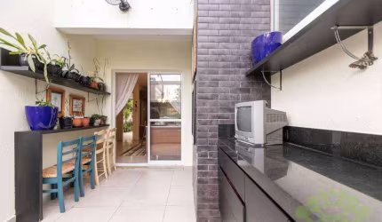 Sobrado à Venda Bom Retiro, Curitiba com 4 Quartos, 163 m² por R$ 998.000