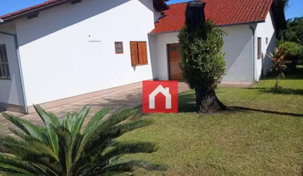 Casa com piscina em amplo terreno no Arroio Grande
