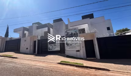 Sobrado à venda, 3 quartos, 1 suíte, 2 vagas - Bairro Cidade Jardim, Uberlândia MG