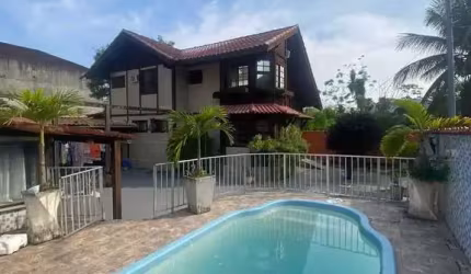 Casa Duplex, Colonial, em condomínio com monitoramento 24hs, 5 quartos, sendo 4 suítes, em Vargem Grande.