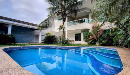 Casa Triplex de Alto Padrão, 638m², 5 suítes, Piscina e Sauna, em condomínio na Praia do Pontal/Recreio