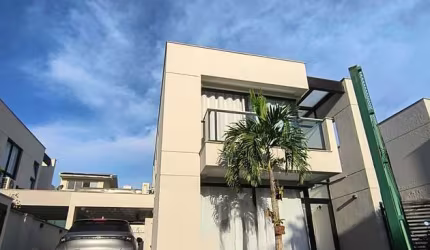 Casa Contemporânea reformada, 141m², 3 suítes, em Condomínio Club de Alto Padrão no coração do Recreio.