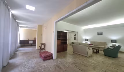 Raro apartamento de 400m², reformado e com 2 vagas, entre o Copacabana Palace e o Metrô, em Copacabana.