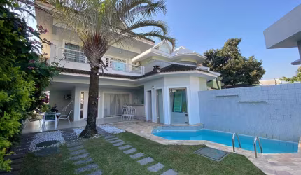 Casa em Condomínio com lazer, segurança 24hs, 5 suítes, Piscina, Espaço Gourmet e Sauna, em frente ao RECREIO SHOPPING.