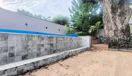 Casa de Altíssimo Padrão, 3 suítes, amplo Lote com Piscina, quintal e Gourmet. RGI individual, em Vargem Grande com segurança 24hs.