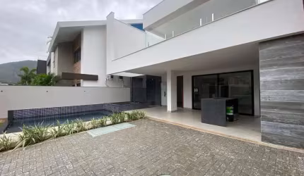 Casa Alto Padrão com até 4 suítes, localização privilegiada próximo à Barra da Tijuca, lazer privativo com Spa, Piscina e Espaço Gourmet.