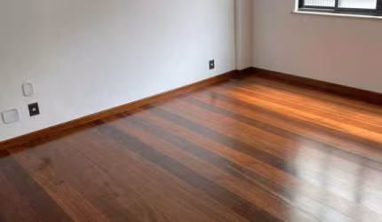 Apartamento lâmina, 180m², 4 quartos, 2 vagas, na Gleba A do Recreio dos Bandeirantes, próximo ao Posto 10.