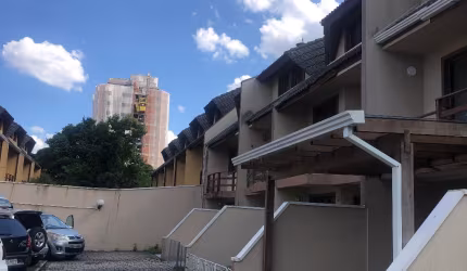 SOBRADO EM CONDOMÍNIO