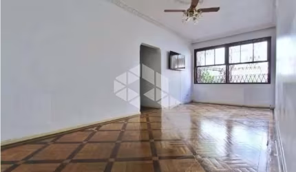 Apartamento térreo com pátio de 3 quartos no Menino Deus