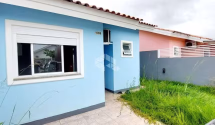 CASA TÉRREA DE 2 QUARTOS, VAGA DE GARAGEM E PÁTIO
