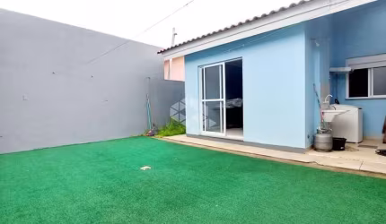 CASA TÉRREA DE 2 QUARTOS, VAGA DE GARAGEM E PÁTIO