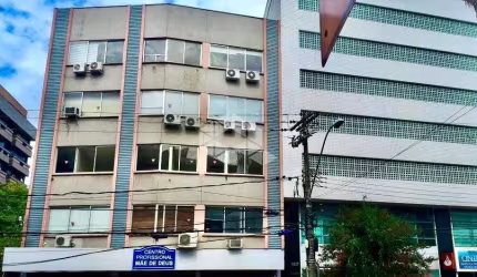 Sala comercial no Menino Deus em frente ao Hospital Mãe de Deus
