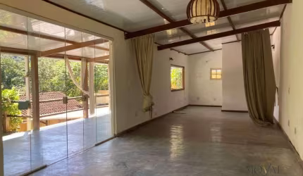 Casa com jardim , em condomínio