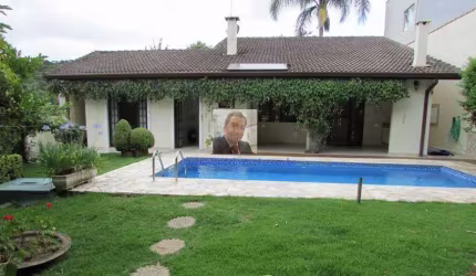 Vende-se Casa Térrea, 3 Quartos sendo 1 suíte, e 3 banheiros, 230 m²