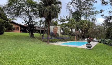 Vende-se Casa Magnífica propriedade na Fazendinha, 4 suítes.