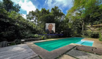 Vende-se Casa no Cond. dos Arquitetos - Contemporânea e despojada!