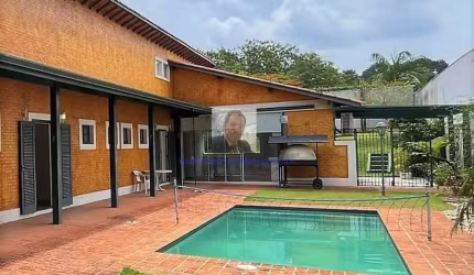 Vende-se Casa TÉRREA, gourmet, muito jardim! Piscina, quadra, sauna, estúdi