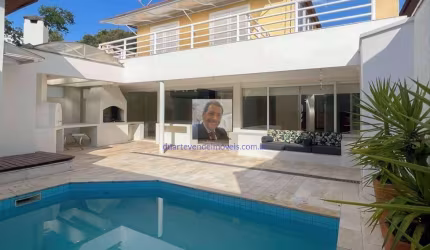 Vende-se Casa no Cond. Carmel - 4 dorm/2sts, repleta de armários, piscina,