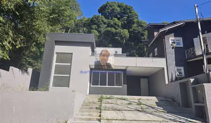Vende-se Casa TERREA NOVA PRONTA, 3 dorm/1 suite, em cond. Fechado. KM 36 R