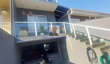 Vende-se Linda Casa com 3dorm/ 2suites, no Resid. Vila D&amp;apos;este em Cotia. 