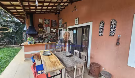 Vende-se Casa com 3 suítes com mais um dormitório reversível à venda, 213 m