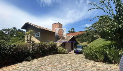 Vende-se Casa no Cond. Chácara dos Lagos - 3 dorms / 1 ste, salão gourmet,