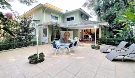 Vende-se Casa no Cond. Forest Hills - 4 suítes, paisagismo, impecável!