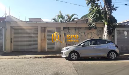 Ótima casa térrea com grande quintal ensolarado