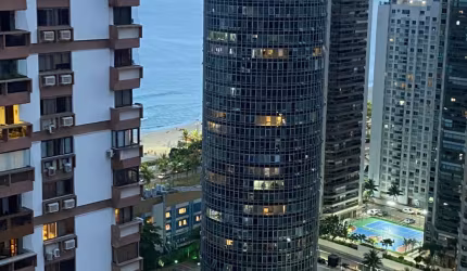 Apartamento com 1 suíte e 1 vaga de garagem com vista mar e móveis planejados localizado na Av. Lúcio Costa - Barramares
