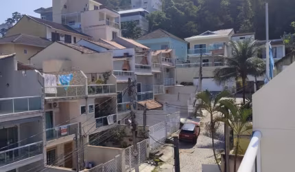 Alugo casa triplex com 03 quartos em condomínio na Estrada da Ligação na Taquara Rio de janeiro/RJ.