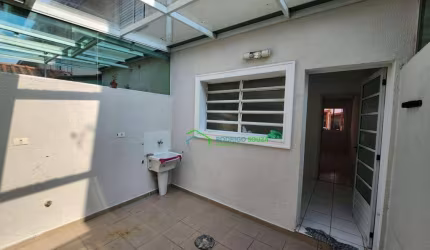 Casa em condomínio - dois dormitórios e quintal - Carapicuíba -SP.