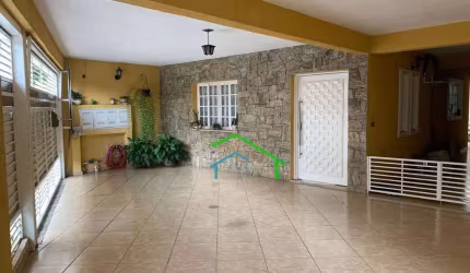Casa Residencial com 3 dormitórios, 1 suíte e área gourmet  à venda, 325 m²  - Centro de Carapicuíba /SP