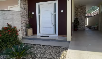 Casa com Edícula e garagem coberta