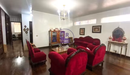 Casa Térrea com Estilo Colonial  e Amplo Espaço.